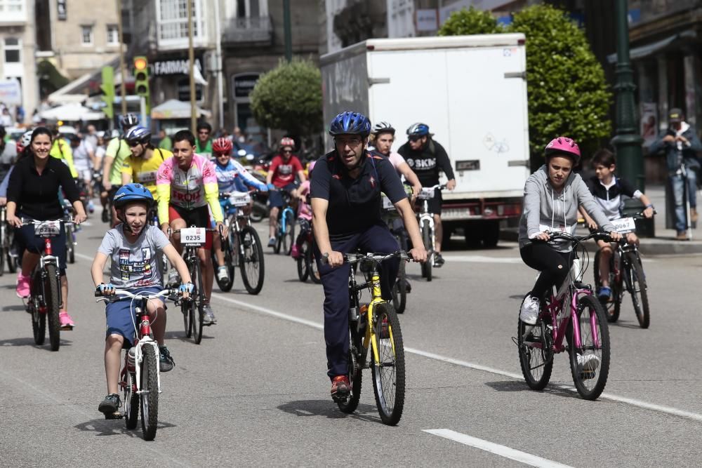 Centenares de vigueses de todas las edades participaron ayer en la marcha ciclista A Pedaliña que recorrió el centro de la ciudad para conmemorar el Día Mundial del Medio Ambiente y a favor de Unicef