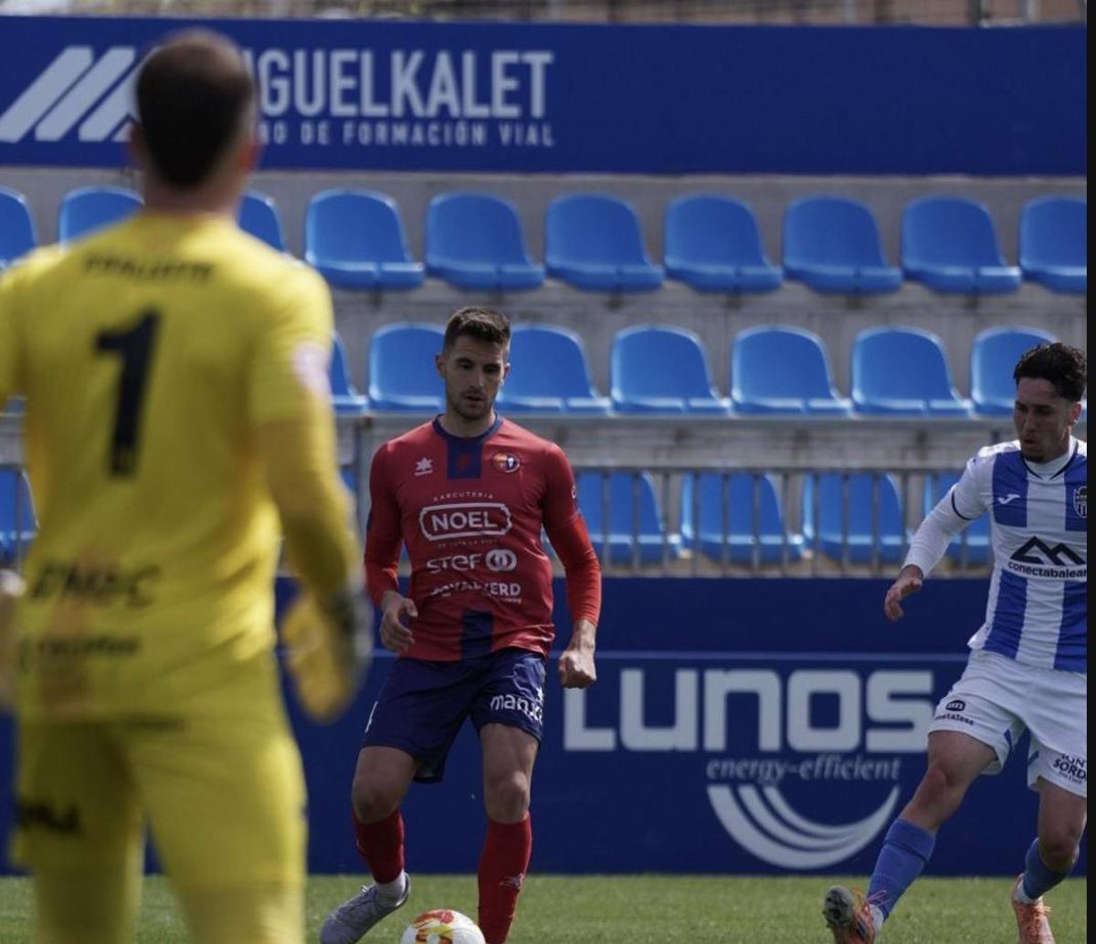 Robert, amb la pilota, a l'Estadi Balear