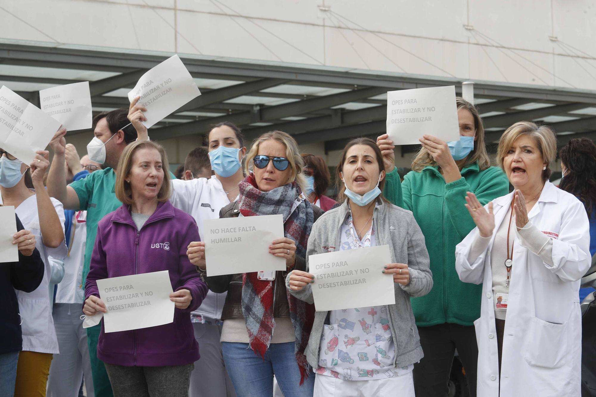 Los sanitarios se manifiestan a las puertas de La Fe por las oposiciones