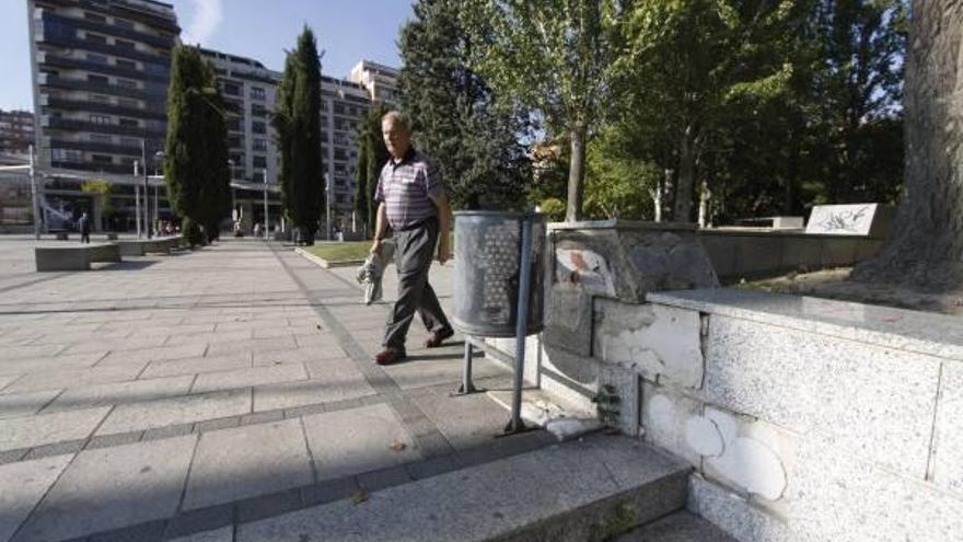 Baldosas desprendidas en una de las paredes de la plaza.