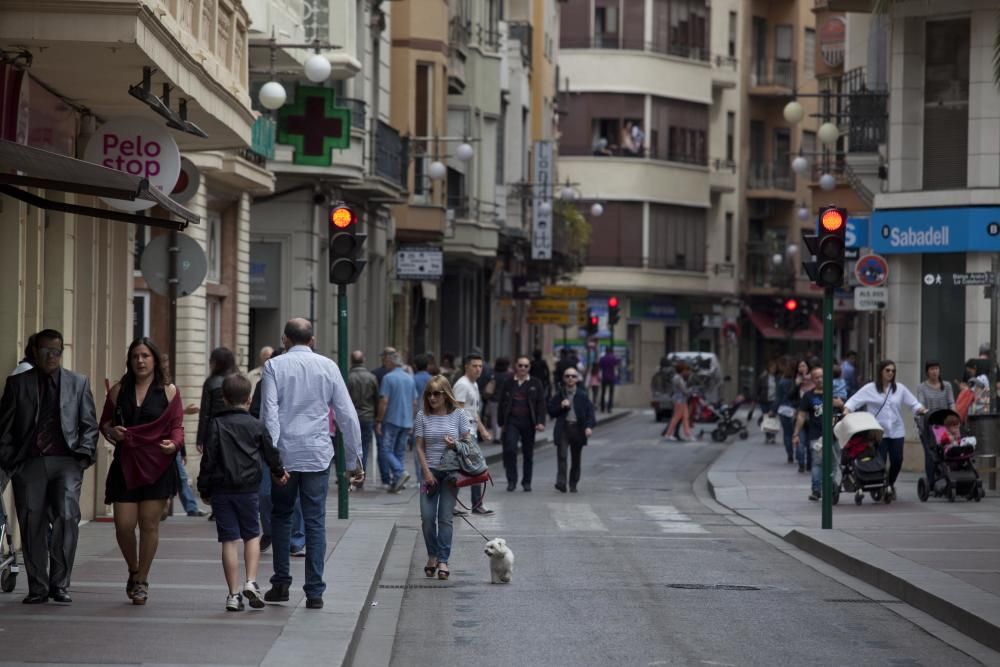 Varios peatones pasean por la calle Corredora