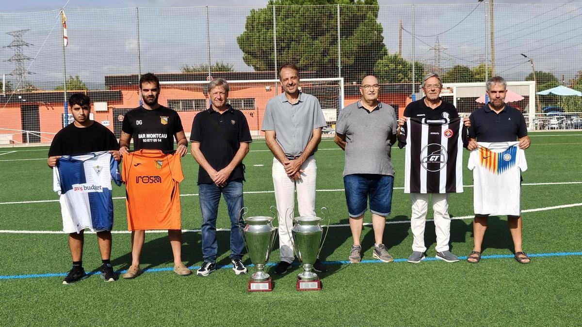 Les autoritats i els trofeus, amb representants del Pare Ignasi Puig, la Font, Les Cots i el Gimnàstic, aquest dijous, en la presentació del torneig