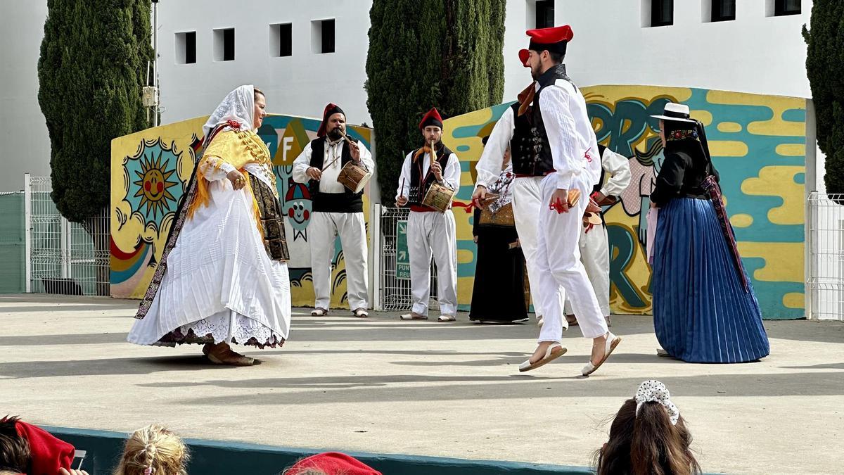 Baile payés en Morna International College.
