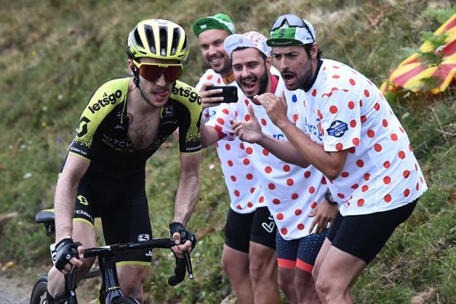 Seguidores animan al británico Simon Yates durante la 15a etapa del Tour de France entre Limoux y Foix Prat dAlbis.