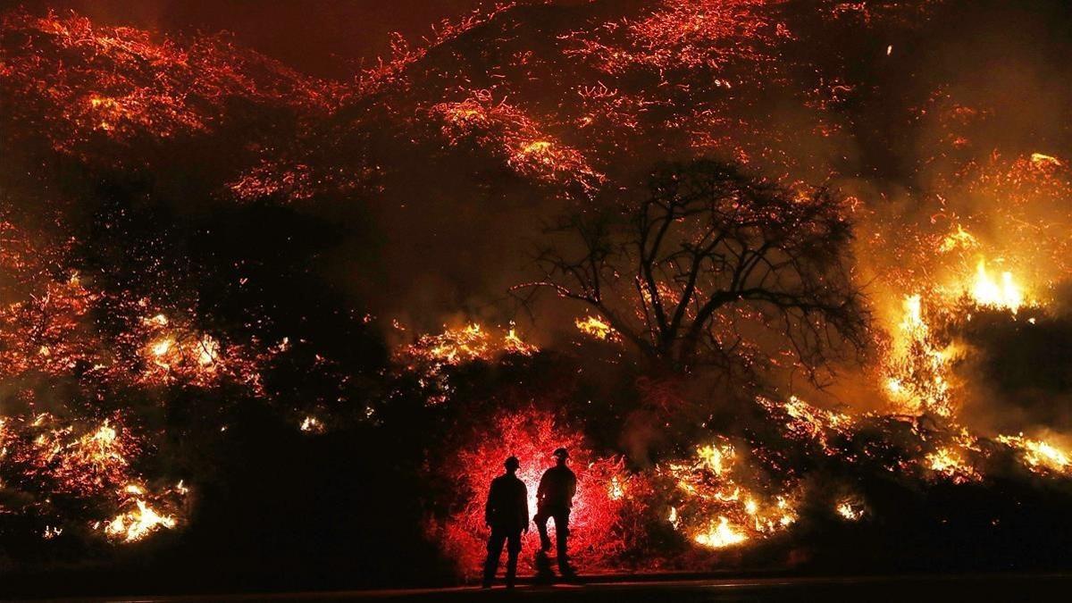 lmmarco41226464 ventura  ca   december 07  firefighters monitor a section of171207135719