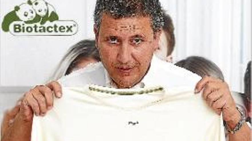 El gerent de Biotactex, Josep Mascarós, amb una samarreta de la firma.