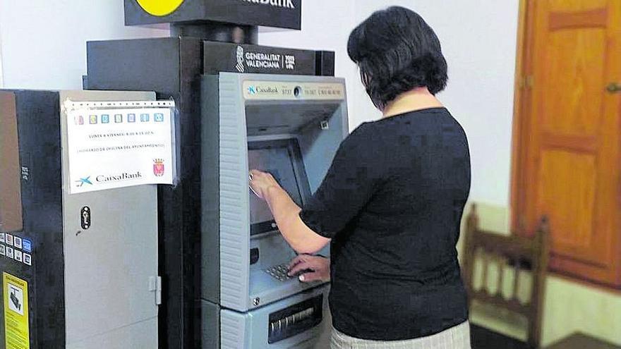 Los mayores del interior, sin oficinas bancarias para sacar el dinero gratis en ventanilla