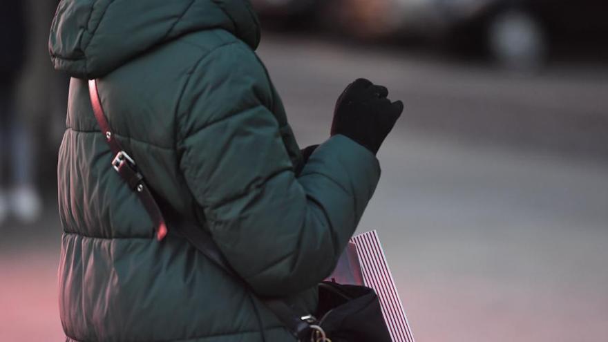 Una persona con guantes en una calle de A Coruña.