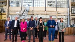 Xavier Godàs y Alba Camps con los militantes históricos de ERC.