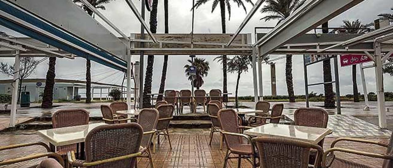 Terraza de un hotel de la Playa de Palma todavÃ­a cerrado.