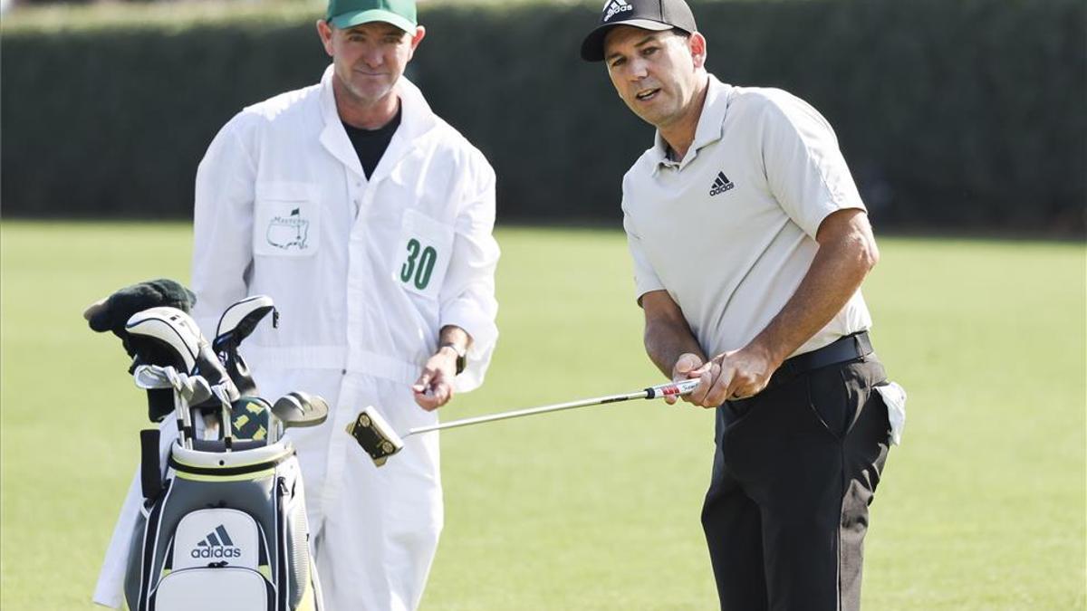 Sergio Garcia practica en Augusta, junto a su caddie, previo al inicio del Masters