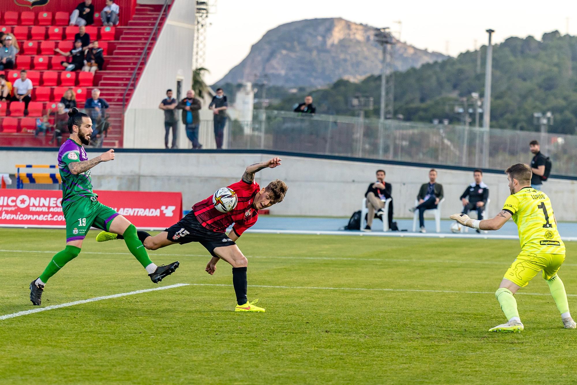 La Nucía deja escapar la victoria con un gol en el 99’. El árbitro sale escoltado tras una tangana final