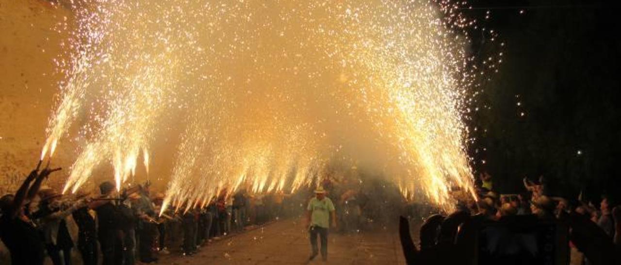 Espectacular imagen de la Penya El Coet en la Pujà de Sant Roc.