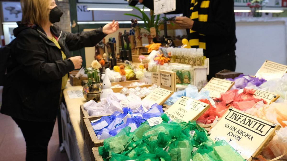 Uno de los nuevos puestos de venta de productos no alimentarios que ha abierto en el Mercado Central de Elda y una agencia inmobiliaria del centro de la ciudad. | ÁXEL ÁLVAREZ