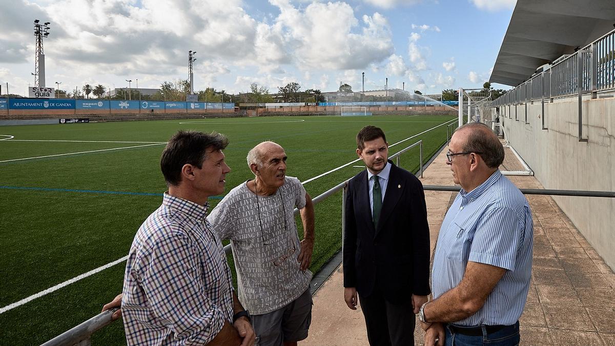 Autoridades y directivos conversan en el estadio Guillermo Olagüe