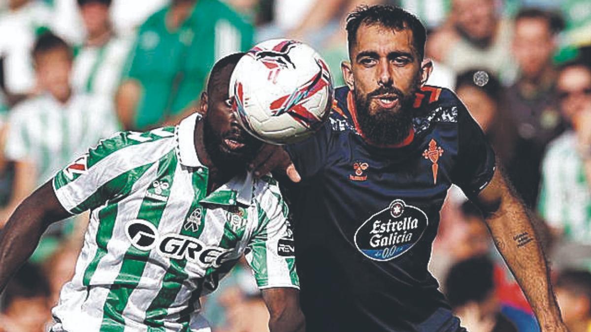 Sabaly y Borja Iglesias, la pasada temporada en el Betis - Celta