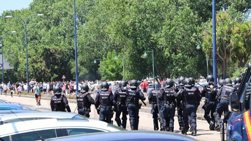 La Policía Nacional carga con pelotas de goma contra los manifestantes del metal