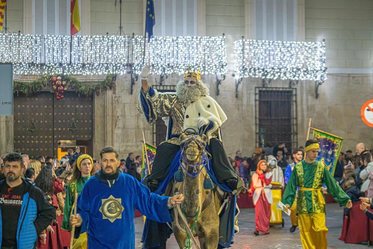 Sus Majestades de Oriente pasando por el Ayuntamiento de Orihuela el 5 de enero de 2023.