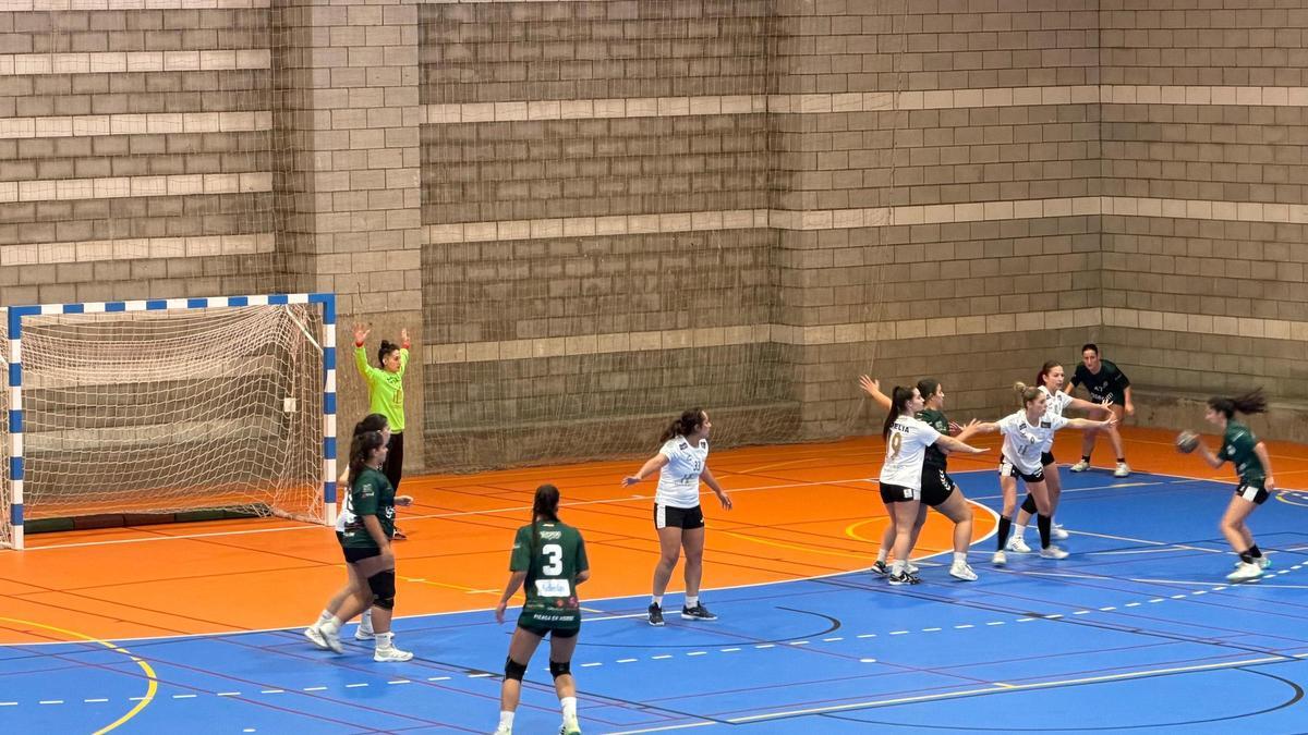 Imagen del partido entre Unión Balonmano Pacense y BM 3 Valles.