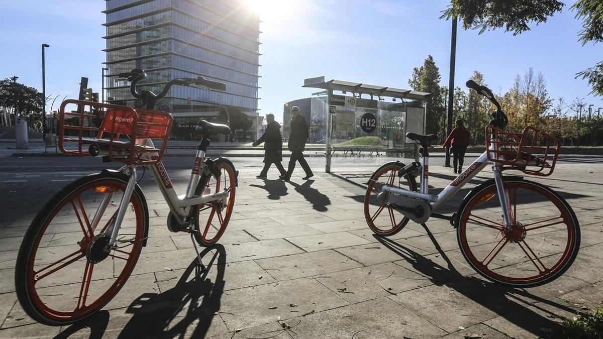 Bicicletas de alquiler Mobike junto a la plaza Europa de L'Hospitalet.