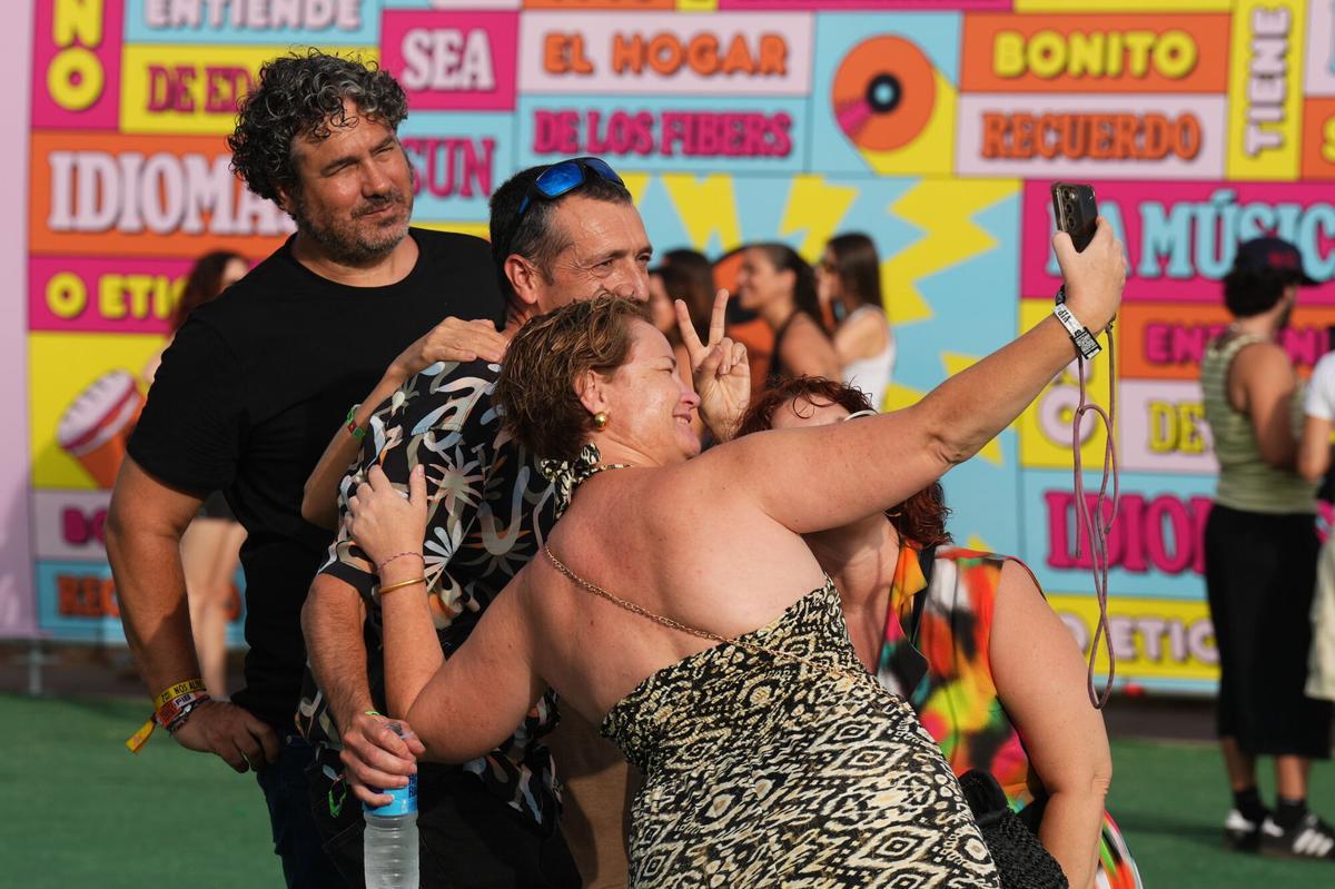 Benicàssim recupera el pulso festivalero en una primera jornada marcada por el calor, las ganas de música y un recinto que vuelve a lucir lleno de vida. Miles de fibers bailan, brindan y posan ante los focos mientras el FIB 2026 empieza a escribir, entre conciertos y reencuentros, las primeras imágenes de una nueva edición.
