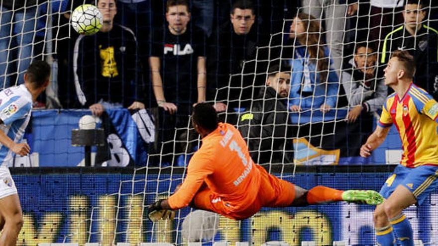 El Valencia rescata tres puntos en Málaga.