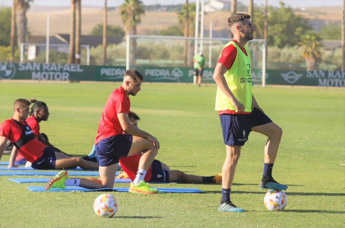 José Cruz, Antonio Casas, Manolillo, Jorge Moreno y Cedric, estirando durante la matinal en la Ciudad Deportiva.