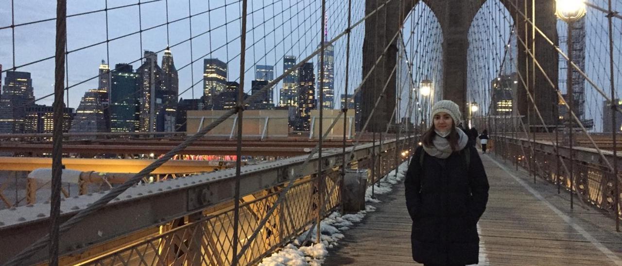 La investigadora canguesa Tamara Prieto, en el puente de Brooklyn.