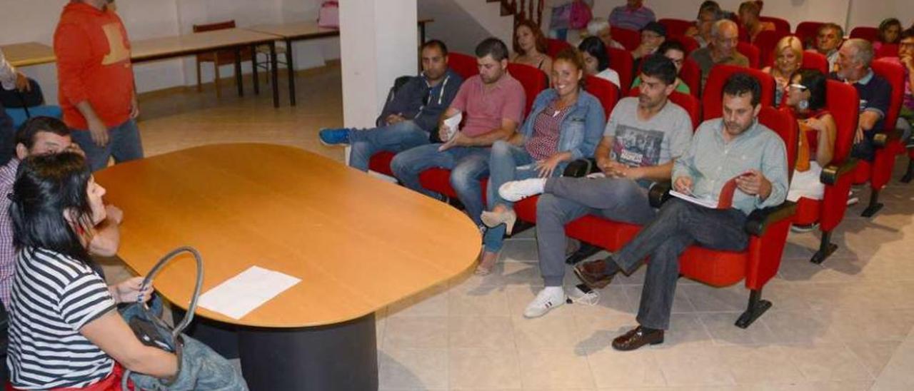 Un momento de la asamblea del PSOE, con Marta Freire, sentada en primera fila de butacas. // G.N.