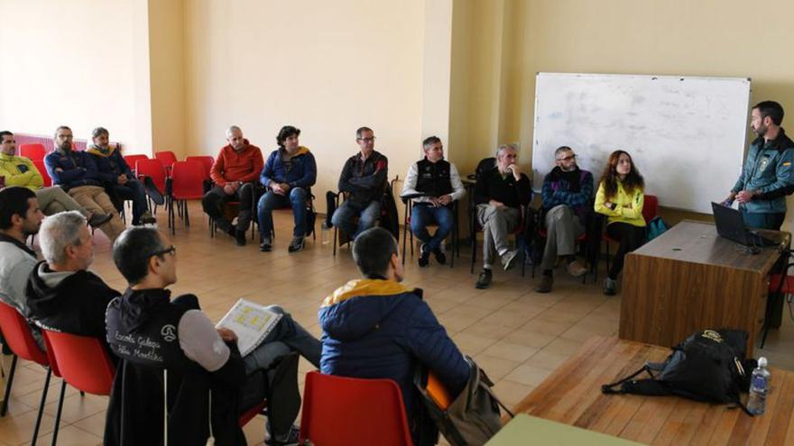 La Federación Galega de Montañismo y la Guardia Civil realizan prácticas de rescate de personas extraviadas