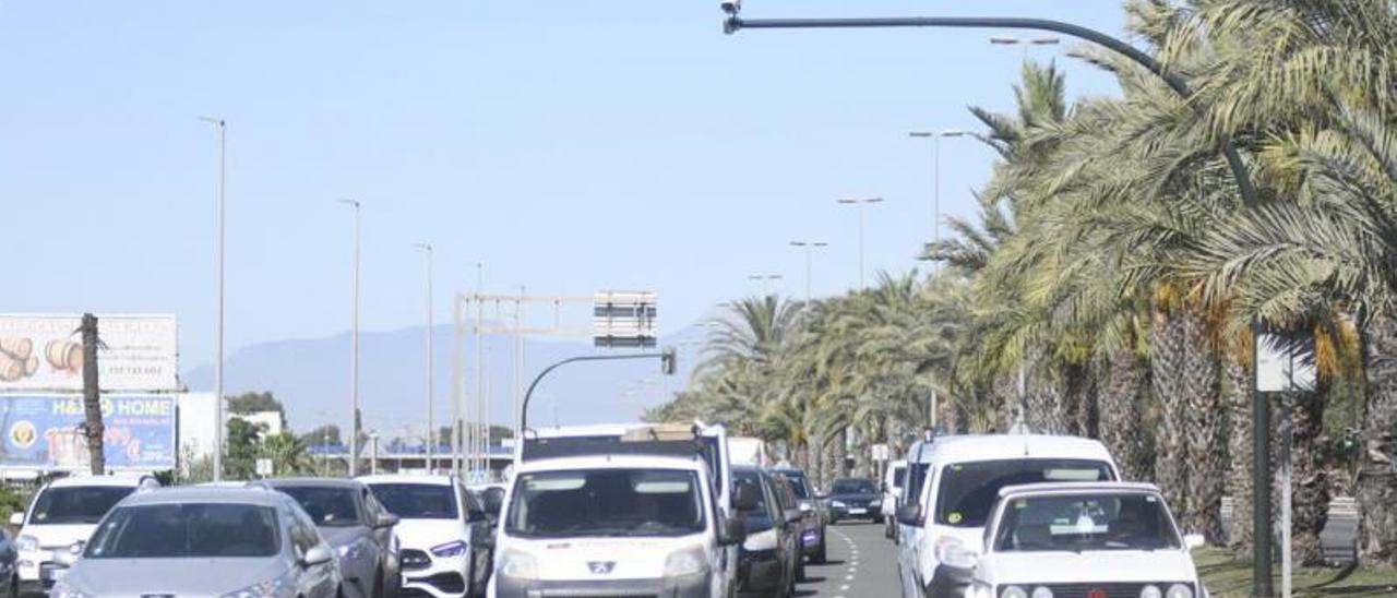 Vehículos en carreteras murcianas, en las que el radar y las cámaras controlan el tráfico: en concreto, los vehículos han sido  fotografiados en Ronda Sur, en Murcia, el pasado viernes.         | ISRAEL SÁNCHEZ