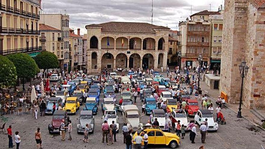 Vista general de los coches en la habitual concentración de la Plaza Mayor.