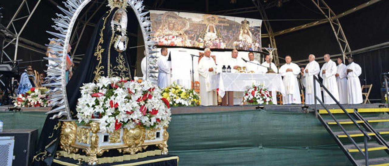 Momento de la misa oficiada ayer por el obispo de la Diócesis de Canarias, Francisco Cases, con la Virgen de los Dolores en primer plano y, al fondo, una banderola con las tres patronas de la provincia.