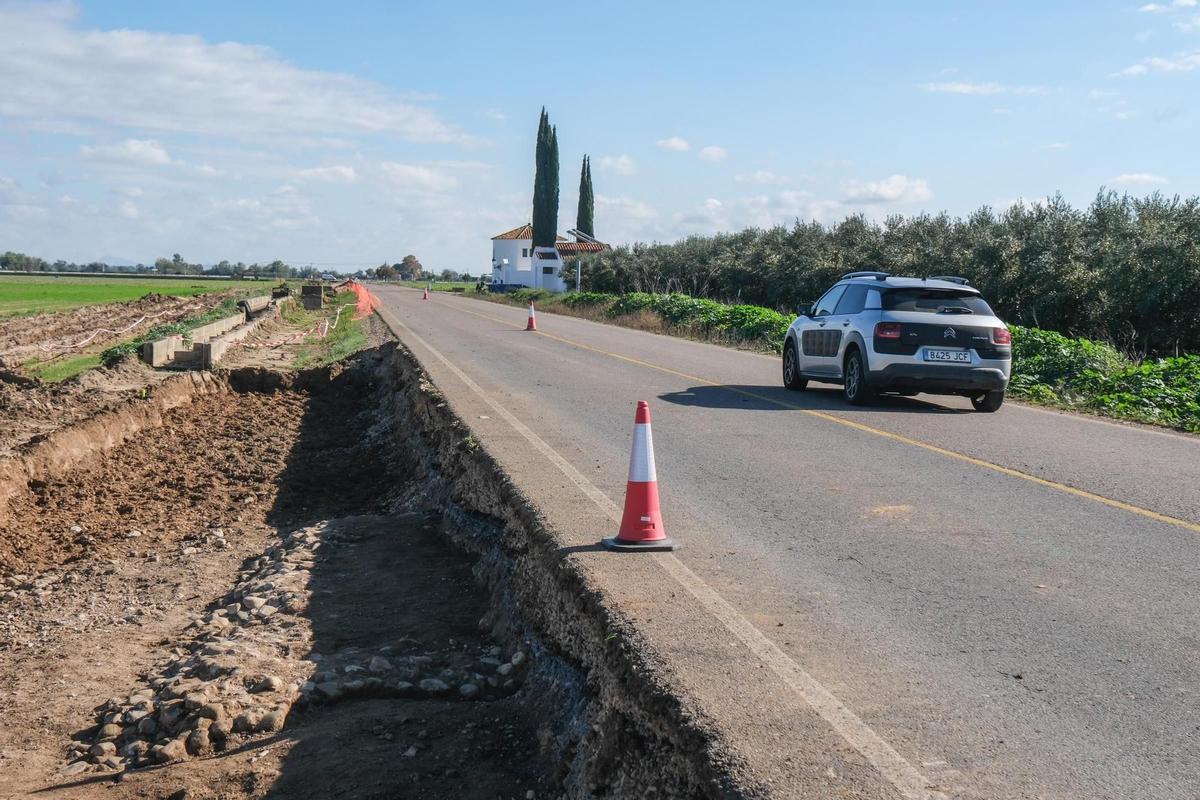 Obras en una carretera de la provincia de Badajoz.