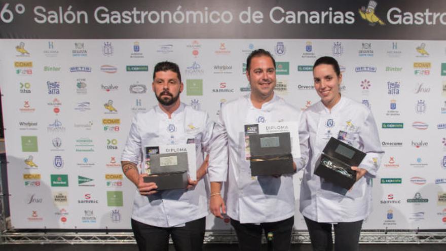 De izquierda a derecha: Iván Pulido, Gonzalo Calzadilla (campeón) y Eliana Real, podio del 15º Campeonato de Canarias.