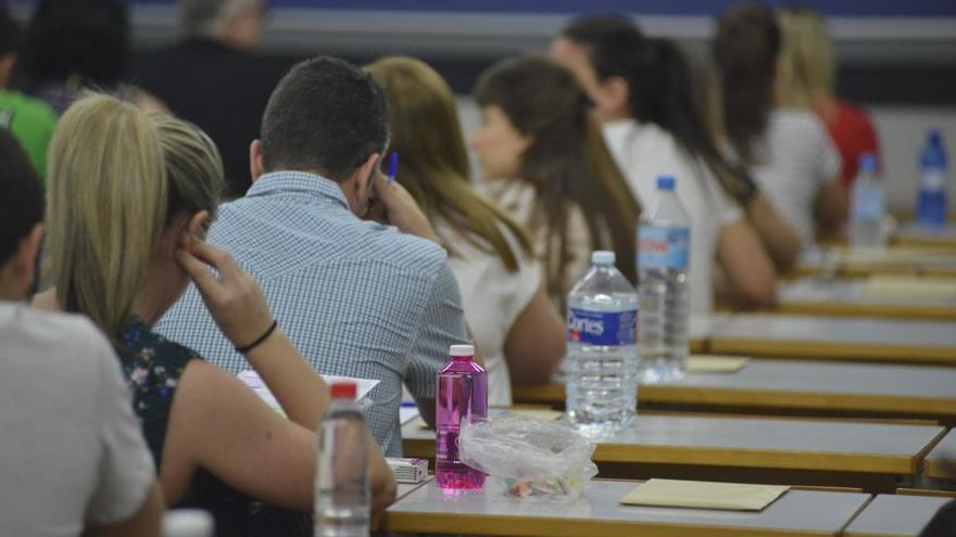 Opositores se enfrentan al examen.