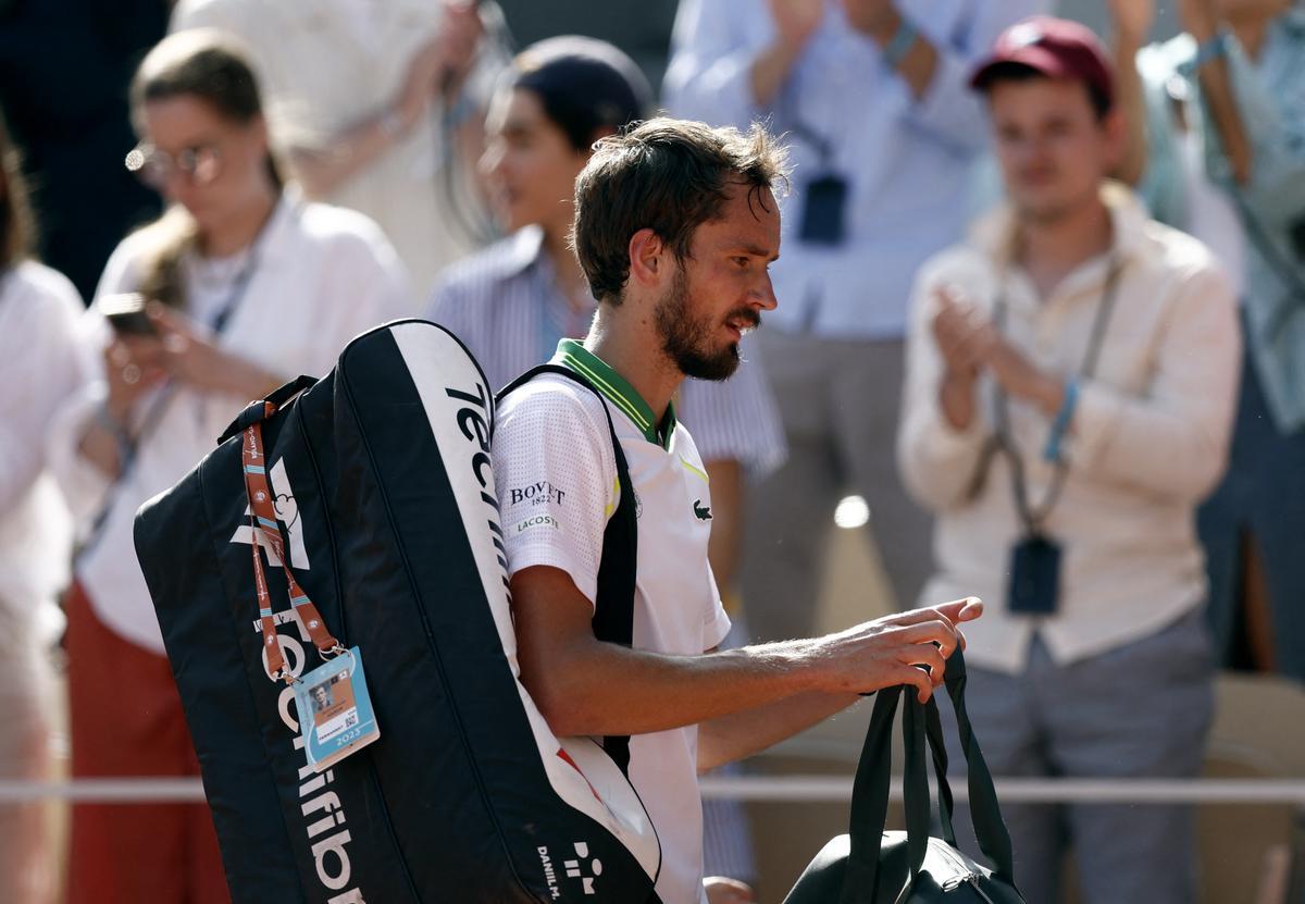 Daniil Medvedev, marchándose de la pista tras caer en primera ronda