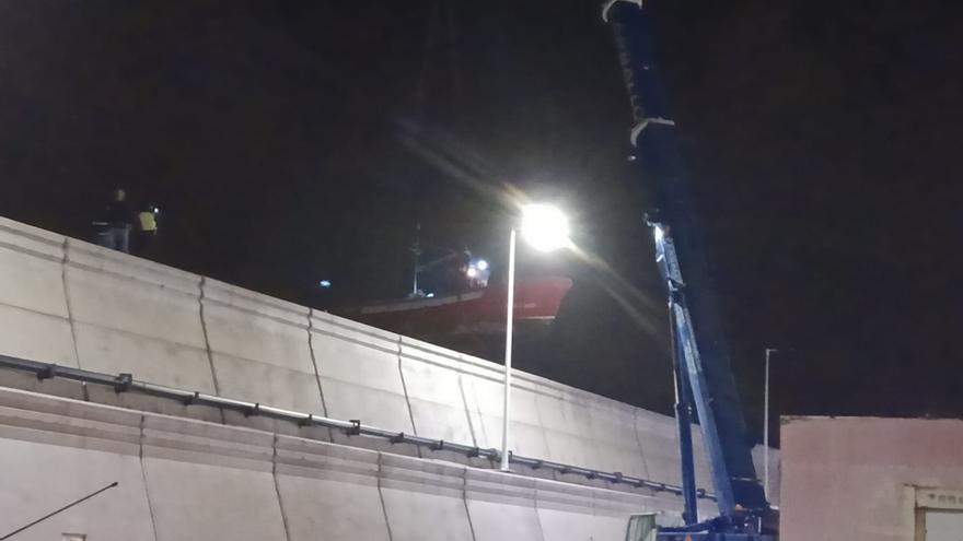 Una grúa pone a salvo un barco encallado en el Muelle Nelson Mandela