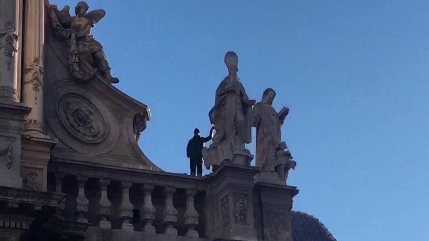 Baja del tejado de la Catedral de Murcia tras amenazar con tirarse