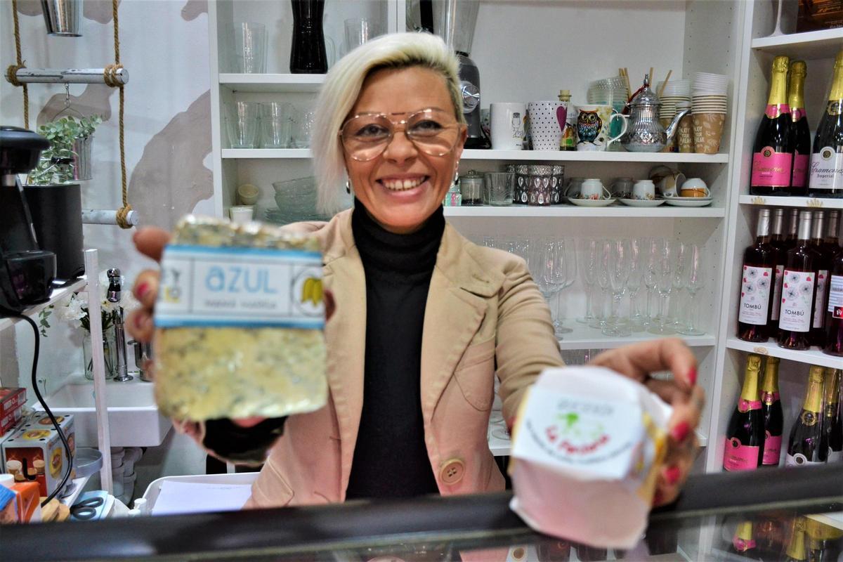 Carmen Suàrez es una apasionada defensora de los quesos asturianos, que vende en su tienda.