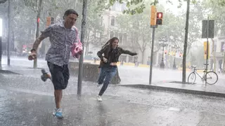 El ayuntamiento de Barcelona cancela todas las actividades al aire libre y cierra los parques por el aviso rojo de lluvias