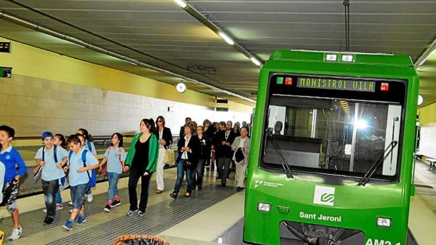 Usuaris sortint del cremallera de Montserrat