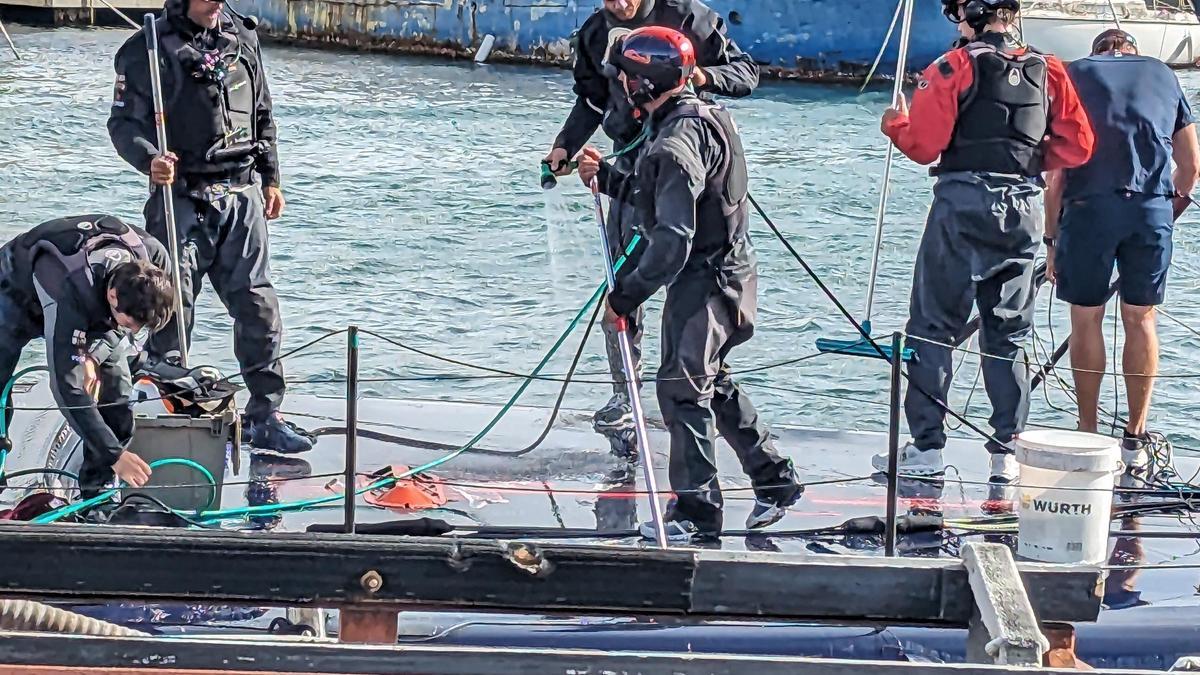 Tareas de limpieza en la base de Alinghi Red Bull Racing con agua desalada a su vuelta de los entrenamientos, en noviembre de 2023.