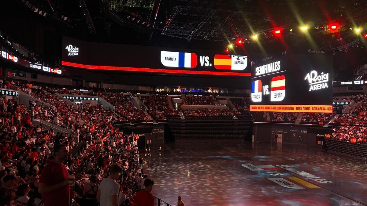 Oyarzabal desata la locura en el Roig Arena tras adelantar a España contra Francia