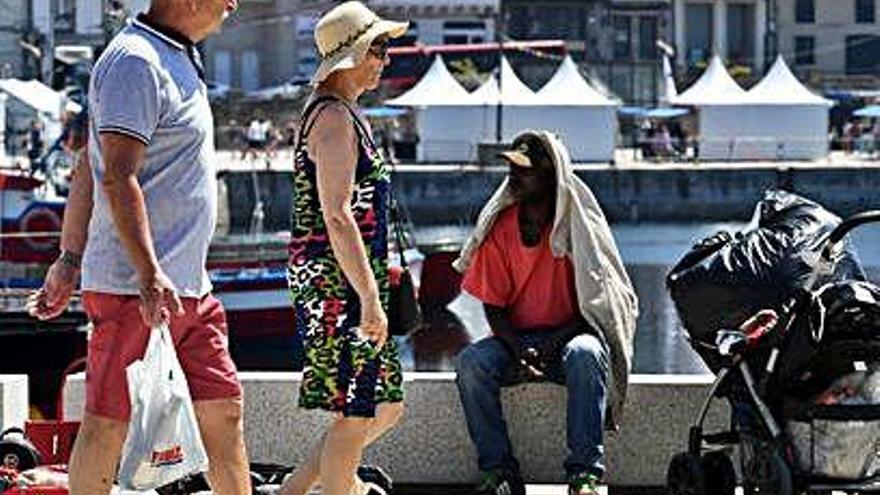 Turistas caminan por la Marina, en A Coruña.