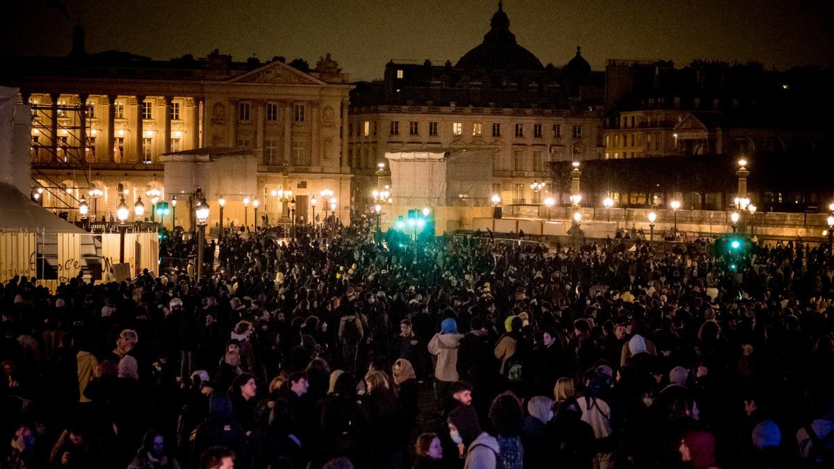 Detenidas 200 personas en París tras una noche de disturbios contra la reforma de las pensiones de Macron