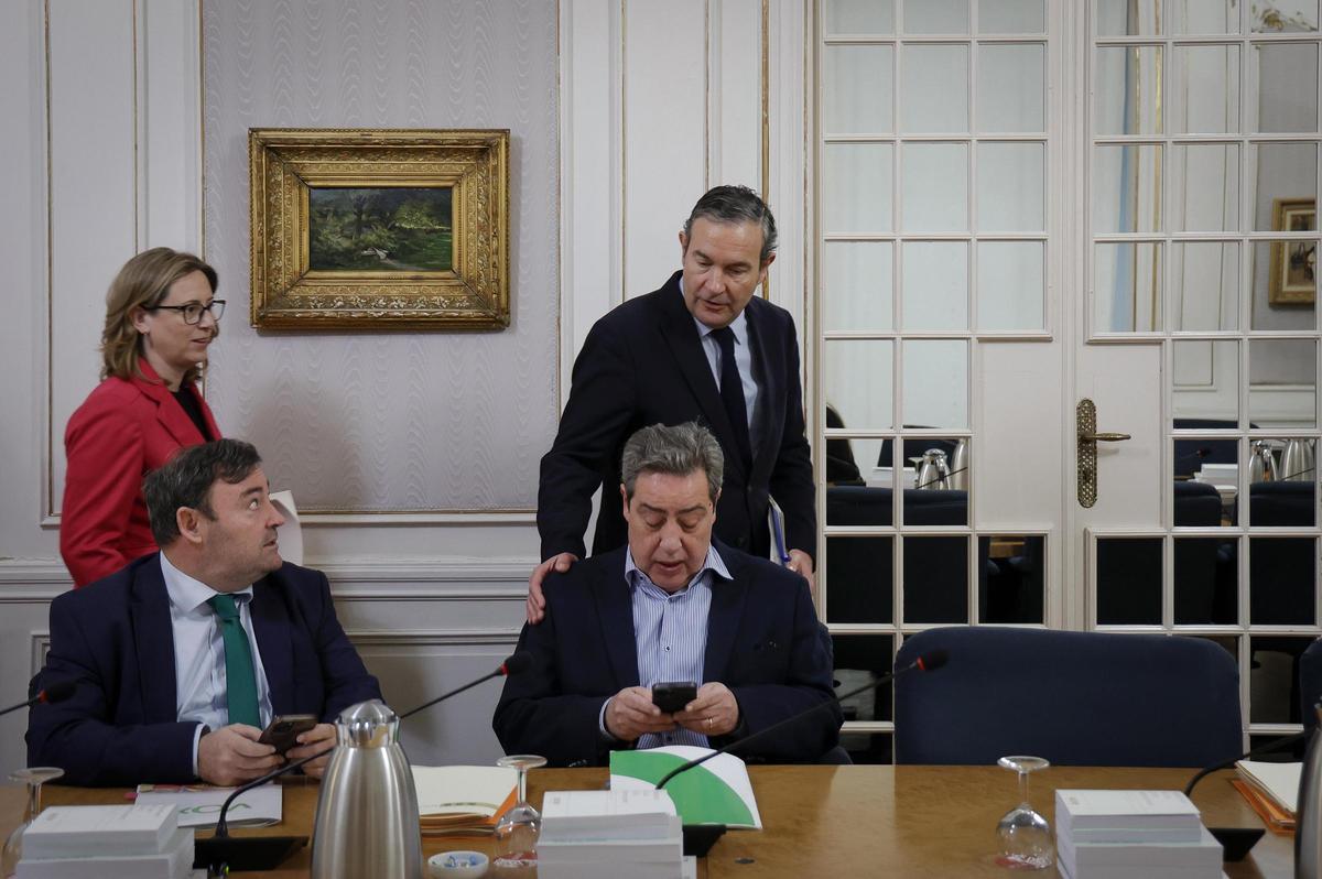 Fernando Pastor, síndic del PP, saluda al portavoz de Vox, José María Llanos, en la junta de este miércoles en las Corts.