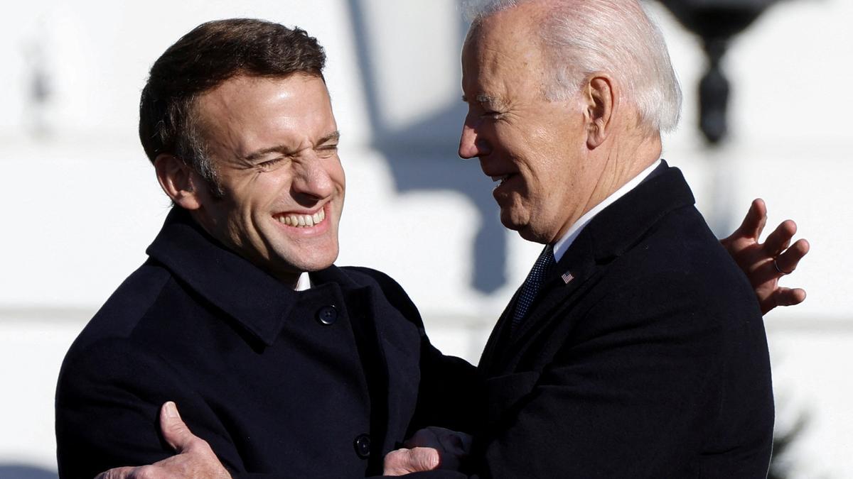El presidente francés, Emmanuel Macron, saluda a su homólogo estadounidense, Joe Biden, a su llegada a la Casa Blanca, este jueves.