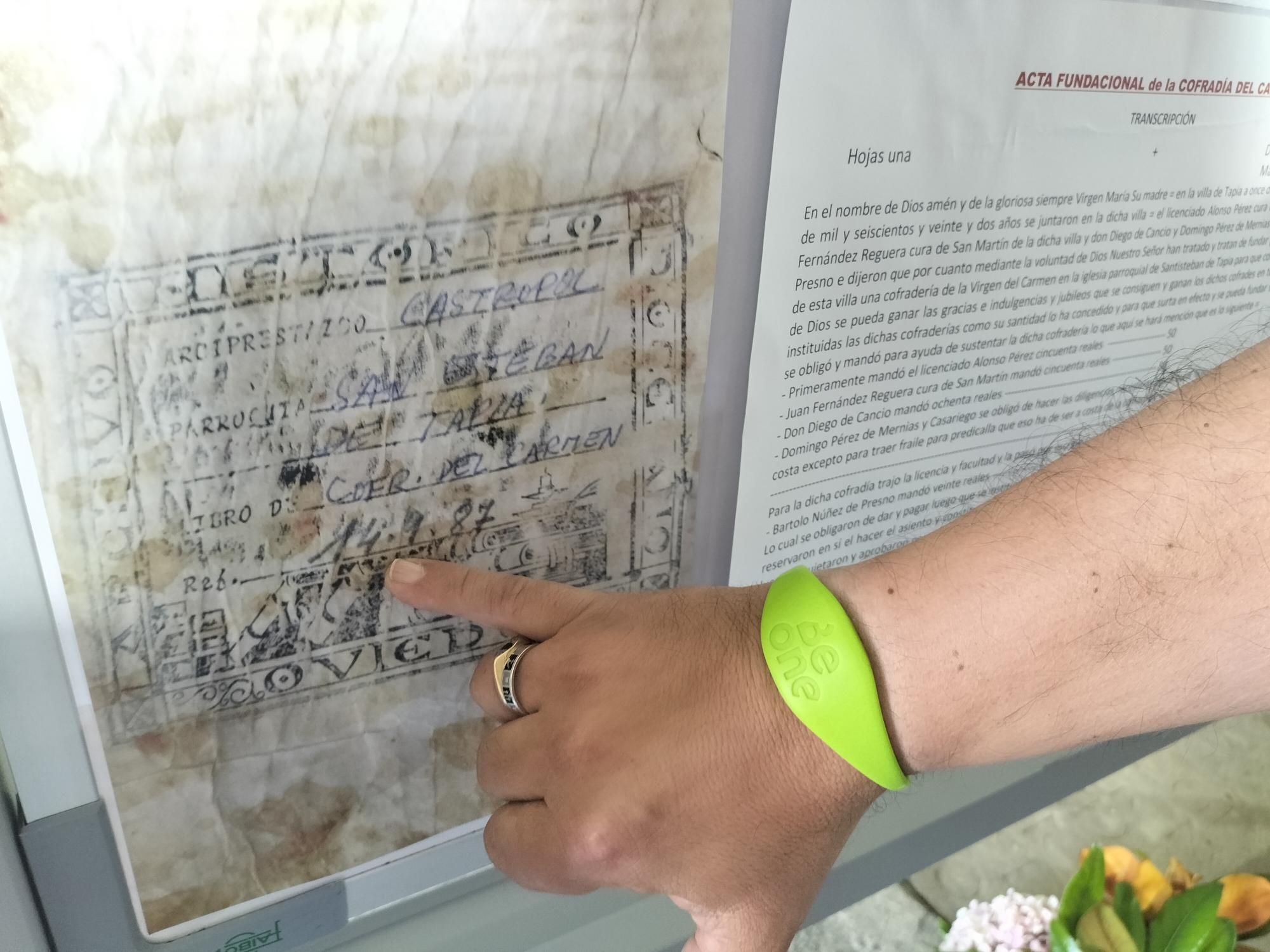 Tapia muestra una exposición histórica: los manucristos de la creación de la Cofradía del Carmen, hace 400 años