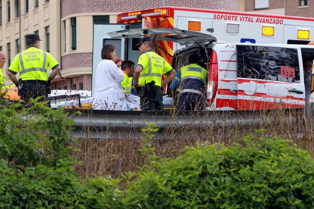 Tres heridas graves en un accidente entre un camión y un turismo en la A-66 en Lena